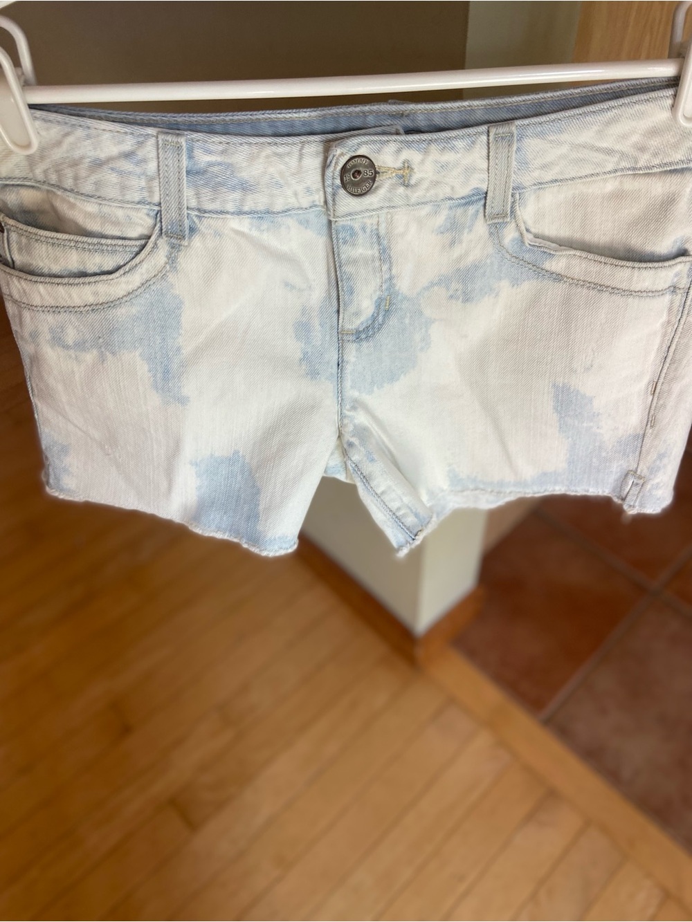 Tommy Hilfiger Light Wash Denim Shorts – Size 4